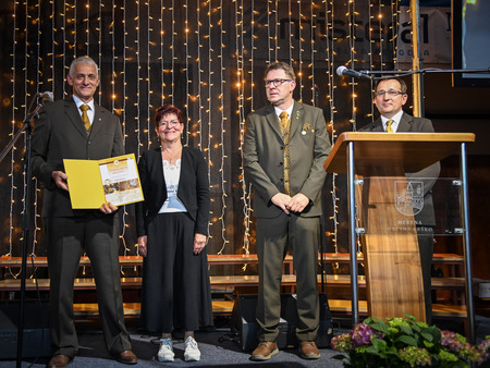 Henrik Zaletelj iz Zagradca je prejel nagrado za najbolj medonosno čebeljo linijo